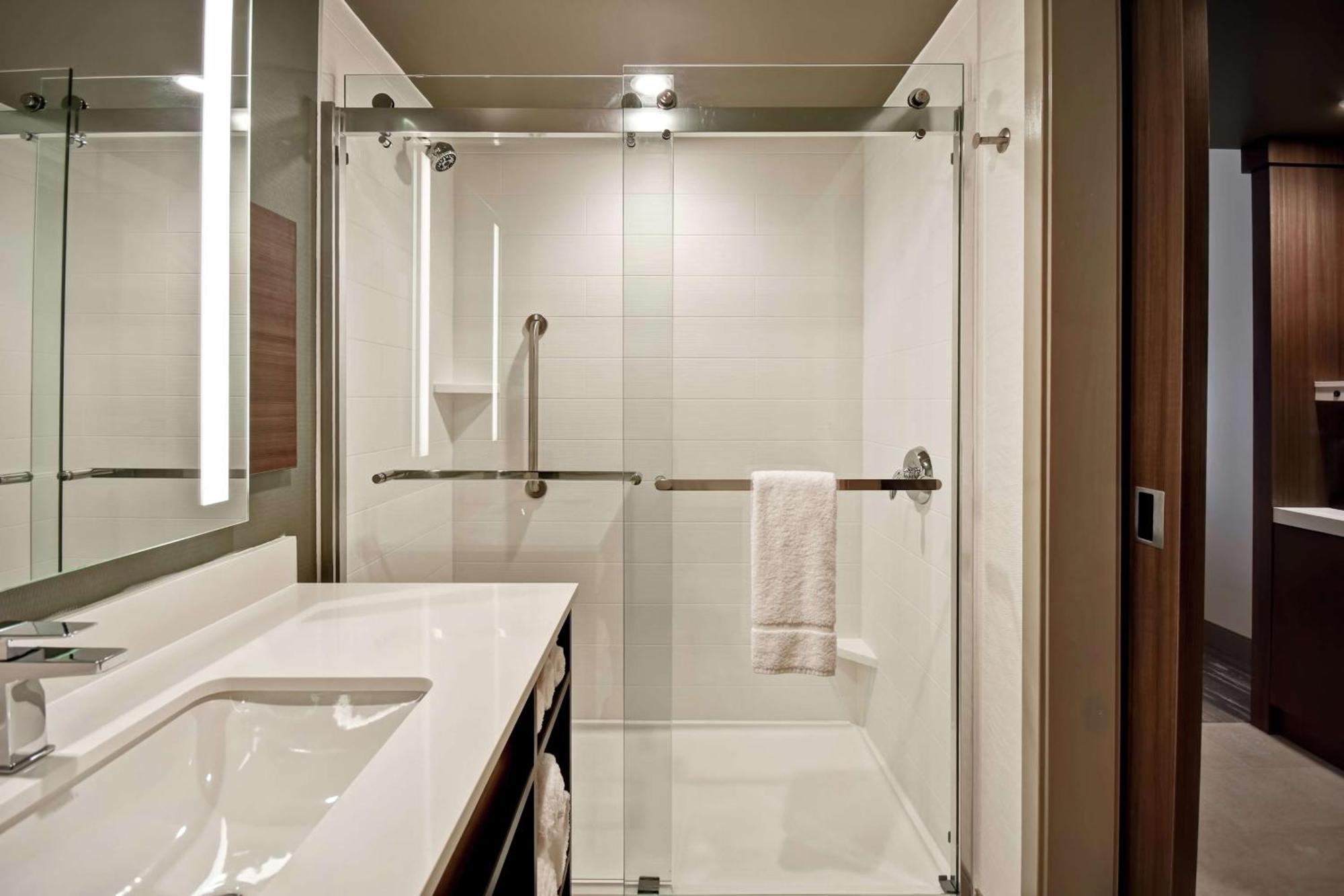 Hilton Garden Inn Lansing West Екстериор снимка
