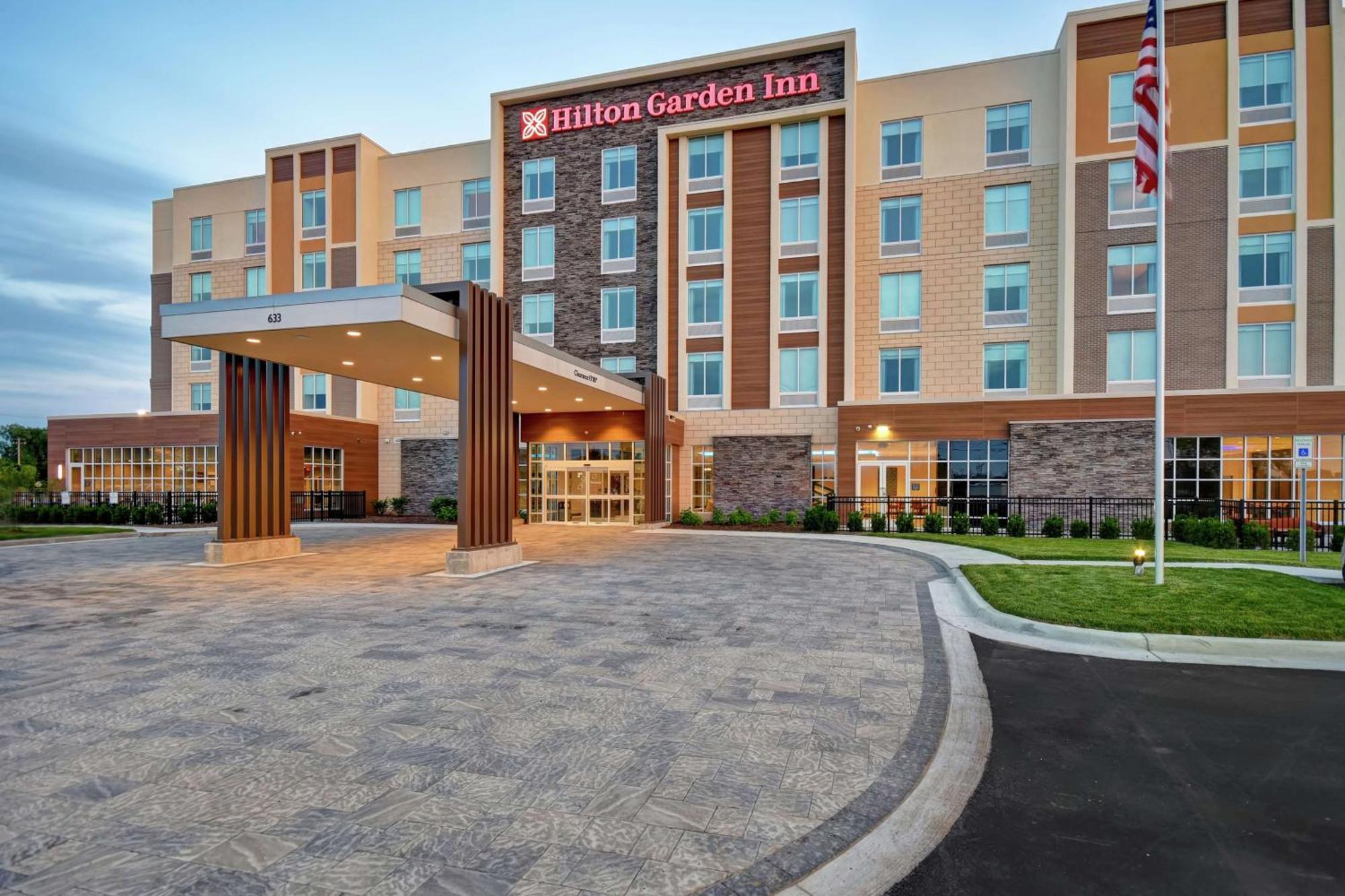 Hilton Garden Inn Lansing West Екстериор снимка